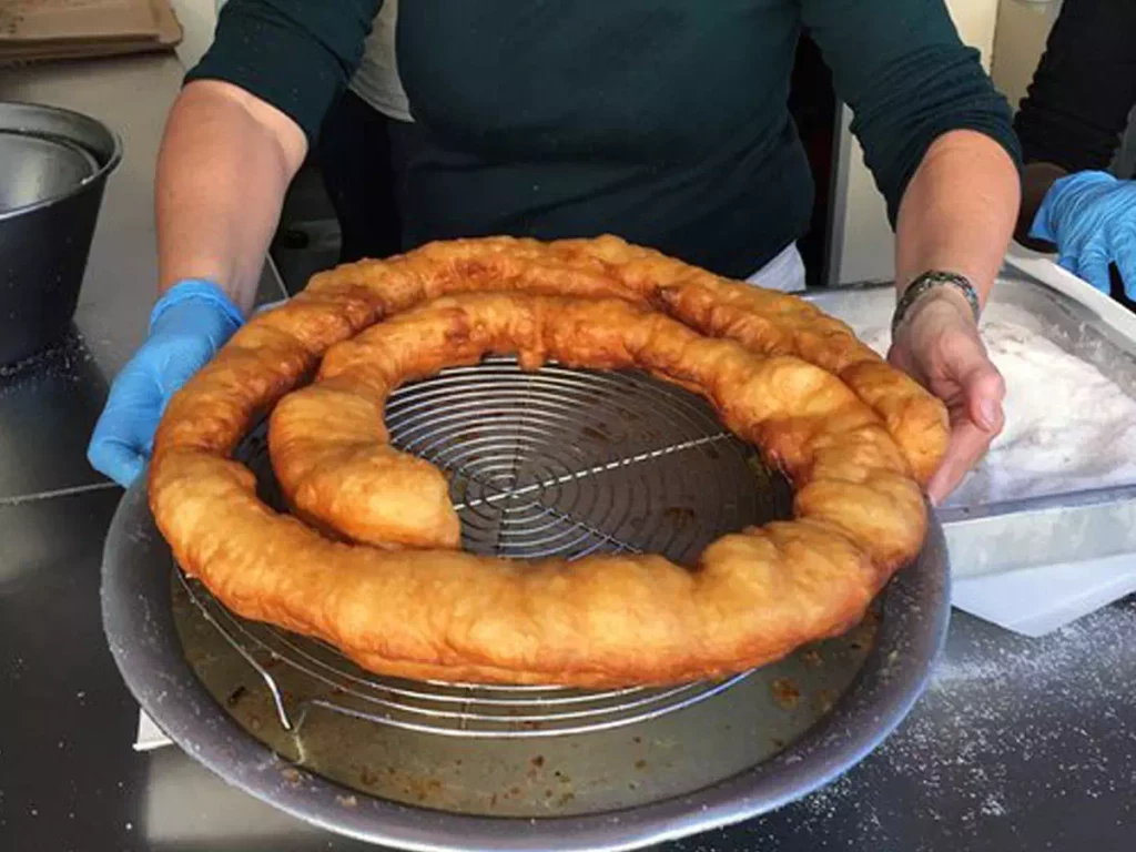 Chichi Fregis venant juste d'être réalisé dans le restaurant de plage « Chez Magali » sur le port de l’Estaque à Marseille